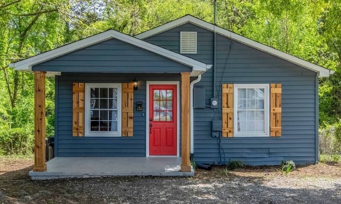 Dallas House | North of Gastonia Cute Cottage w/Comfort & Style