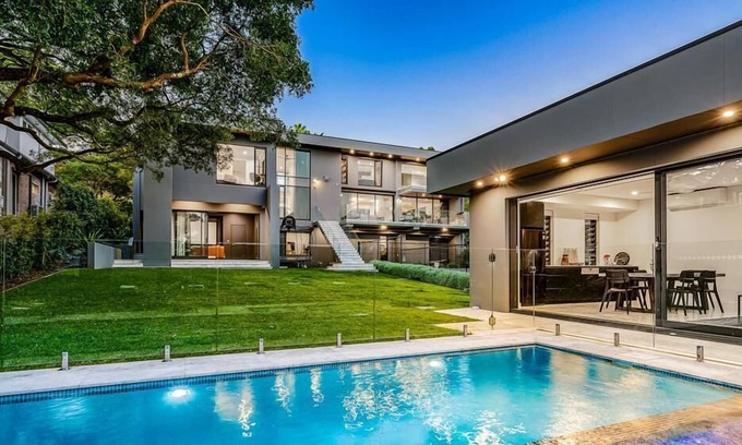 Northbridge House | Northbridge House (IH) - Architecturally designed home situated in Sydney's Lower North Shore suburb of Northbridge with pool & tennis court