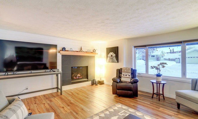 Fairbanks House | 'Northern Bliss' Modern Mtn-View Home in Fairbanks