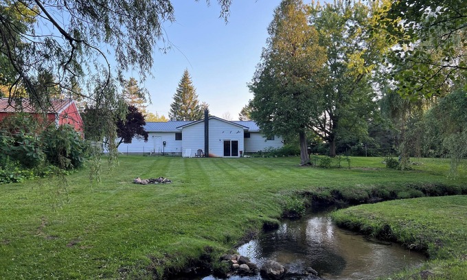 Cleon Township House | Northern paradise - Pet Friendly - WIFI - trailer parking - 5 mins to Crystal