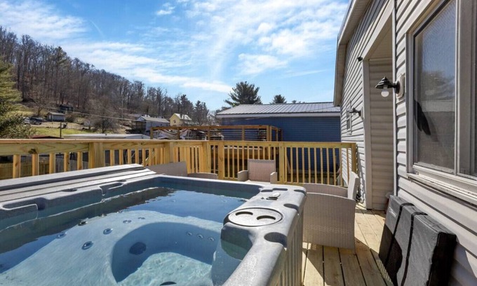 Nelsonville House | Nostalgic in Nelsonville: Great back yard for pets