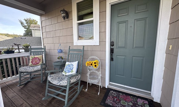 Petaluma Cottage | Not Active Charming 2-bedroom cottage in awesome Petaluma with WiFi, AC