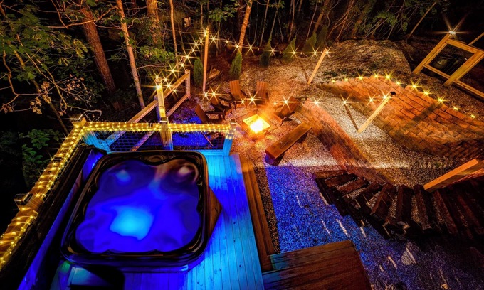 Almond Cabin | NOT YOUR GRANDMA’S CABIN! King Loft, WIFI, Game Room, Hot Tub & Fire Pit!