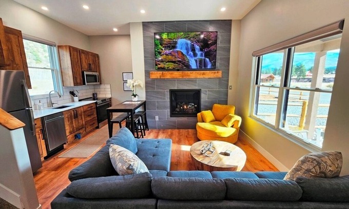 South Fork House | Nothing Compares - Brand New Construction & Luxury, AC, Fiber WIFI. Retreat.