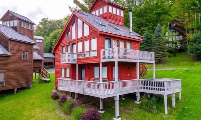 Davis House | NP46- Majestic Views! Close to Towns! Hot tub! Pets OK!