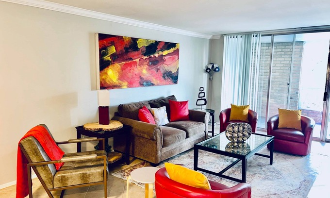 Southgate Apartment | NRG/Med Center Cozy Chic City Condo