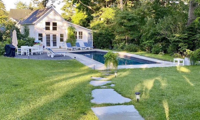 Sag Harbor House | nStylish home + Pool House walk to town/jitney/park