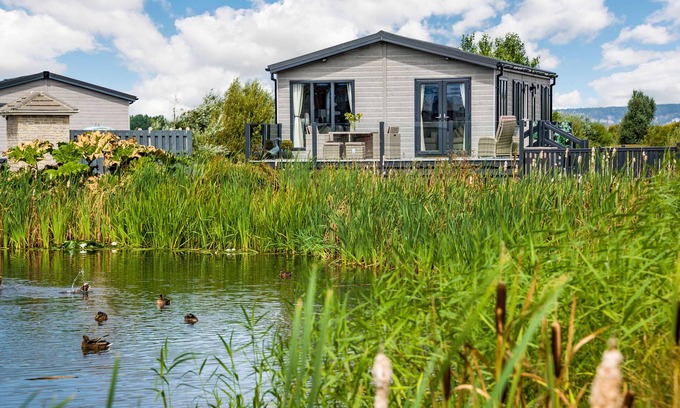 Brean Cottage | NUMBER 8 LAKES VIEW, family friendly, with a garden in Brean