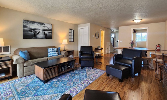 Newport House | Nye Beach, Restaurants, Shop! Walk to the Beach!
