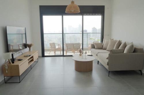 Bat Yam Apartment | O&O Group - Sea Views & City Vibes on Sokolov
