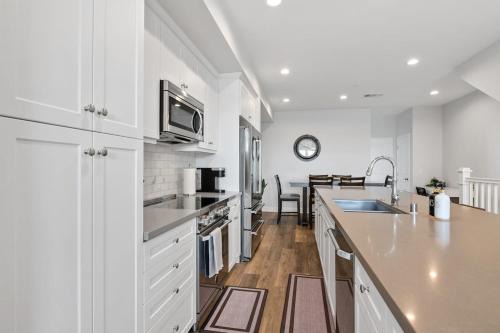 Townsite House | O'side Oasis 4-Bed, 4-Bath Home