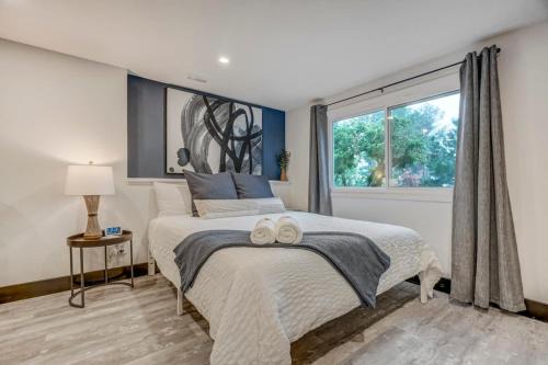 Woodmoor Hotel | Oak Hills Loft King Workspace w Scenic Views