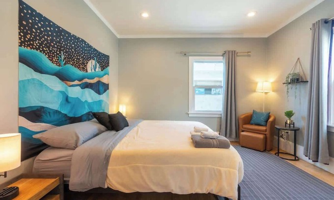 Oakland Ave - Harrison St Apartment | Oak Manor | Stylish 2BR Apartment – Walk to Shops & Dining | Free Parking