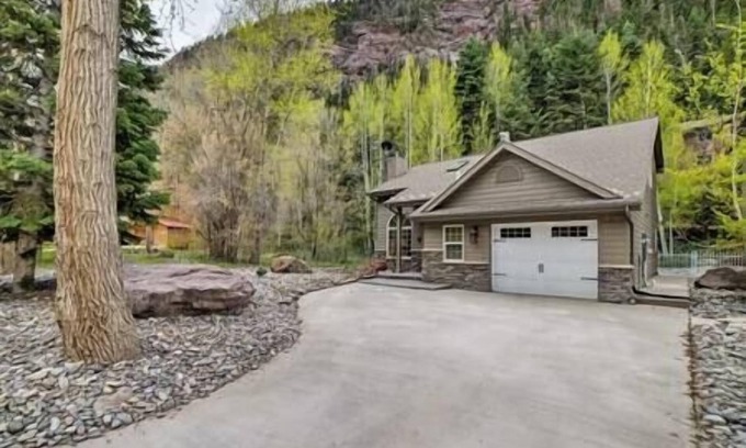 Ridgway House | Oak Street Retreat 3br/2ba - Ground Level Bedroom