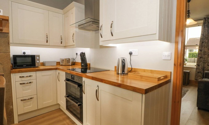 Ribchester House | OAK TREE VIEW, pet friendly, character holiday cottage in Ribchester