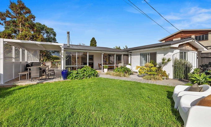 Oakura House | Oakura Oasis Beachside Retreat with Spa