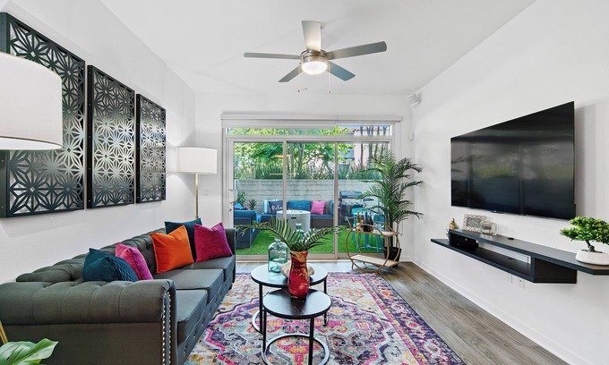 Los Angeles Hotel | Oasis 2BD/2BA near WeHo w/Parking, Gym and in unit Washer/Dryer