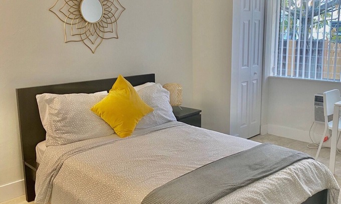 Royal Poinciana Hotel | Oasis at Hollywood - Sleeps 4 - Unit 5