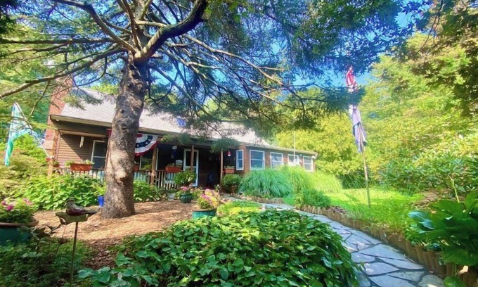 North Eastham House | Oasis by the bay with Hot Tub- bike to the pond- 5 mins to CC National Seashore!