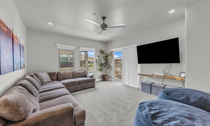 Hurricane House | Oasis Retreat - 6BR Zion Village - Lazy-River Pool