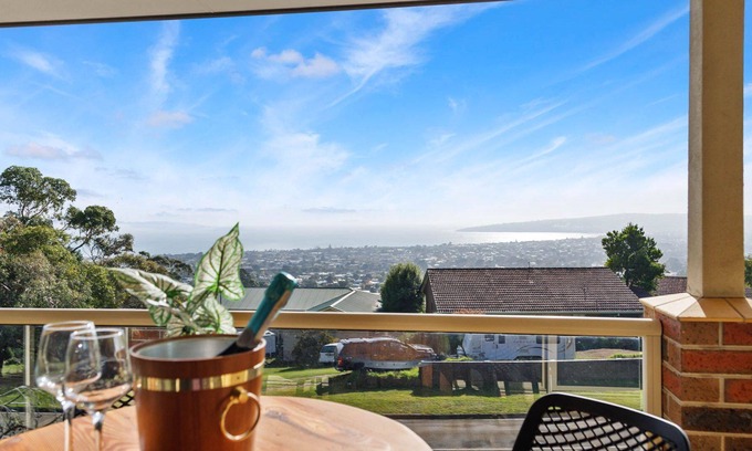Dromana House | Oasis Views - Beautiful Holiday House , Pet Friendly just minutes from Dromana foreshore