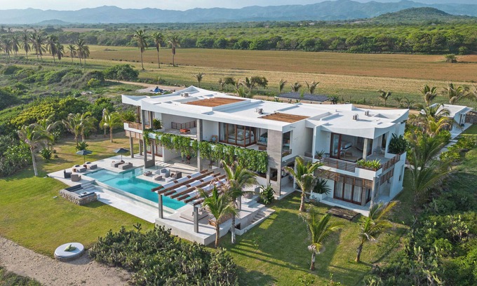 Brisas de Zicatela Villa | Oaxaca Beachfront Luxury Villa for 12: Niku House