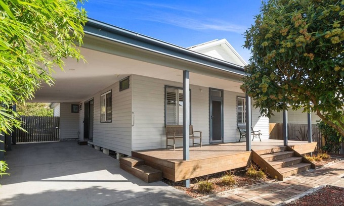 East Corrimal House | Ocean Blue Escape Beachside Living Granny Flat