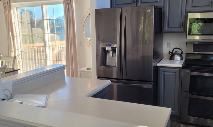Brookings House | Ocean Blue View with apartment. A 4 bedroom home with AC, WiFi in Brookings, OR