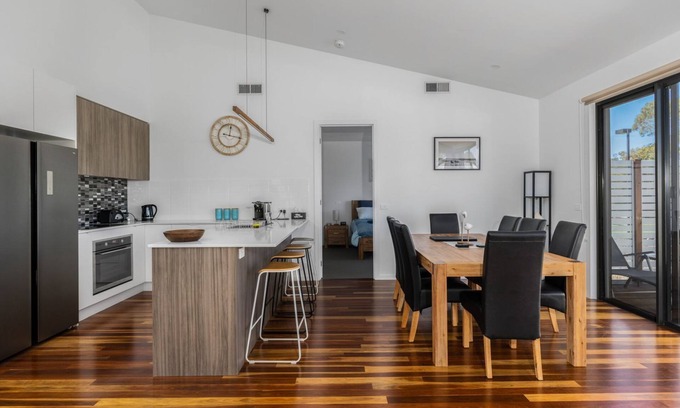 Inverloch House | Ocean Breeze in Broadbeach - Linen, heated pool, Free EV Charger