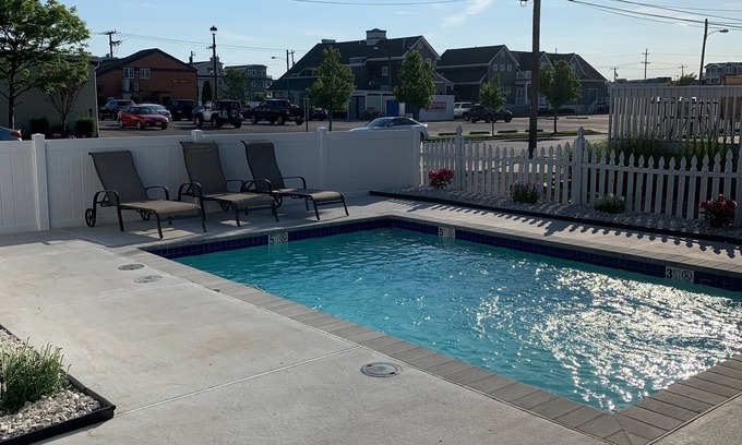 Avalon House | Ocean Breeze Retreat - 5 Bedroom/2 Bath, HEATED POOL, Steps from downtown