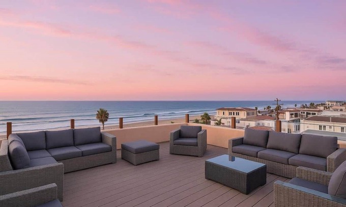 South Mission Beach Apartment | Ocean Breeze Rooftop Deck Condo Sleeps 10
