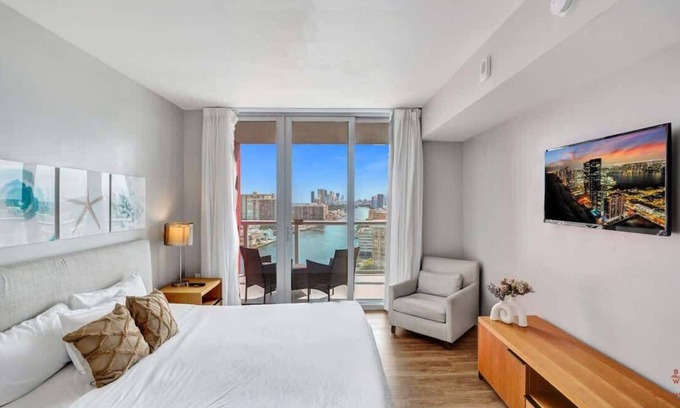 Hallandale Beach Apartment | Ocean & Canal View Cozy Condo Pool Gym Beach 1907