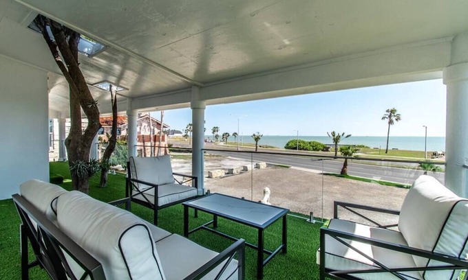 Bay Area House | Ocean Drive Splendor Awaits