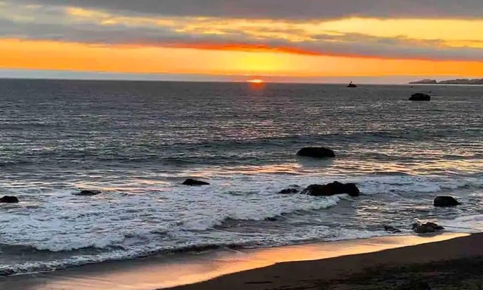 Smith River Apartment | Ocean Front Cabin 11 w Jacuzzi Superb Views