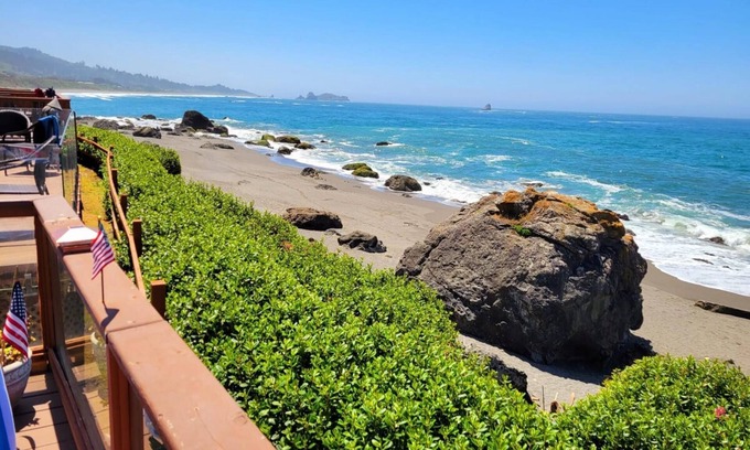 Smith River Apartment | Ocean Front Cabin 12 Jacuzzi Spectacular Views