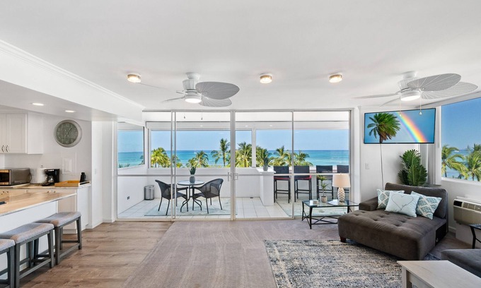 Waikiki Condo | Ocean Front Condo with Endless Sunset Views