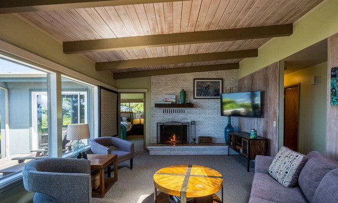 Seal Rock House | Ocean Front! Hot Tub! Dog Friendly!