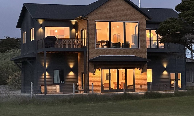 Bandon House | Ocean Front Luxury Home, Pearl of the Sea, Hot Tub! Pets OK! Incredible Views!