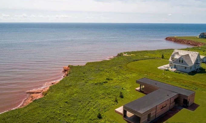 Augustine Cove House | Ocean Front, Modern Cottage With Access To Cove- Minutes to Victoria By The Sea
