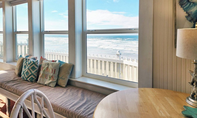 Newport House | Ocean Front Nye Beach House! Hot Tub! Dog Friendly!