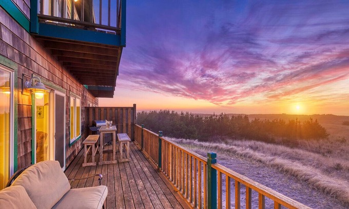 Long Beach House | OCEAN FRONT, Pets OK, Ping Pong, Near Town and Discovery Trail (Ocean View A)