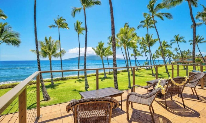 Downtown Lahaina House | OCEAN FRONT | POOL! Walk to the Beach! 3 KING BEDS