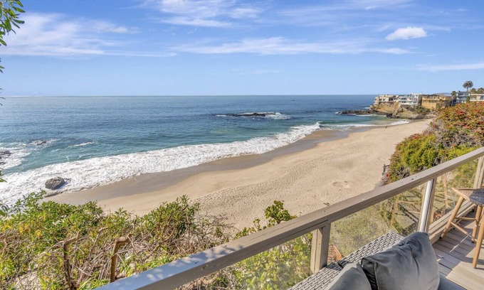 Diamond Crestview House | OCEAN FRONT! Private stairs from home to BEACH! B