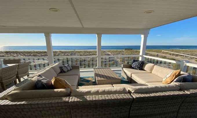 North Beach Haven House | Ocean Front. Roof Top Deck. Hot Tub. Beach Badges. WIFI. 152075