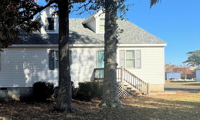 Chincoteague House | Ocean House 2 - duplex -Newly renovated. 3BR, 2 Bath duplex with back deck.