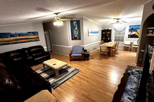 Surfside Beach House | Ocean Lakes 4 bedroom Cottage that sleeps 10