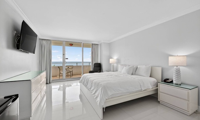 Galt Mile Apartment | Ocean Oasis