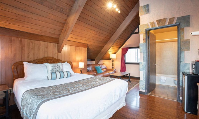 Ocean Shores Hotel | Ocean Song - Queen Studio Room at Wanderlust Inn, Pet Friendly