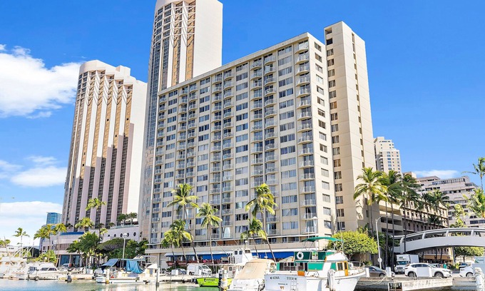 Waikiki Apartment | Ocean View 1BR at Ilikai Marina