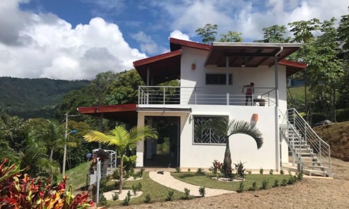 Uvita House | Ocean View 2 BR/3 full BA/Fiber Optic. Walk to beach & grocery/restaurants